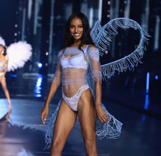 Jasmine Tookes läuft am 15. Oktober 2024 in New York City über den Laufsteg für die Victoria’s Secret Fashion Show 2024. 