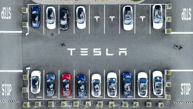 Image for article titled Tesla Speeds Toward Twin Trials Over Autopilot-Related Crashes