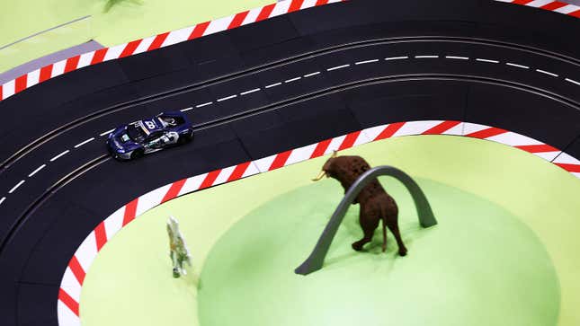 Una foto de una carrera de autos en una pista de autos slot. 