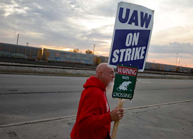 File - Dan Back, a United Auto Workers Local 12 member, pickets during the ongoing UAW strike at the Stellantis Toledo Assembly Complex on Thursday, Oct. 26, 2023, in Toledo, Ohio. Members of the United Auto Workers union moved closer to approving a contract agreement with Stellantis on Friday, Nov. 17, as two large factories in Detroit voted overwhelmingly for the deal. (Kurt Steiss/The Blade via AP, File)