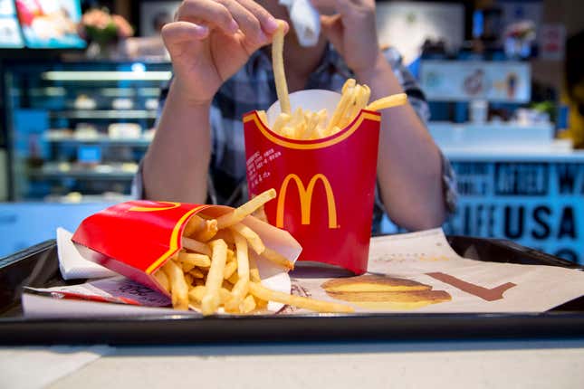 Une fille mange des chips frits dans un restaurant McDonald’s à Pékin, en Chine.
