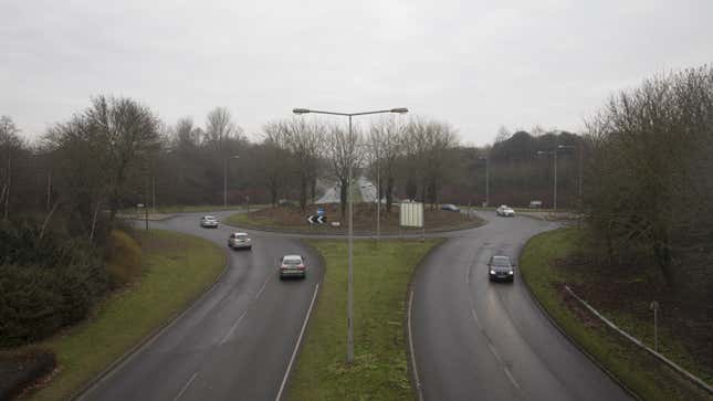 Ein Foto eines Kreisverkehrs in Großbritannien. 