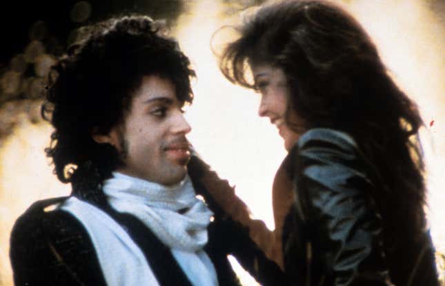 Le prince embrasse Apollonia Kotero dans une scène du film « Purple Rain », 1984.