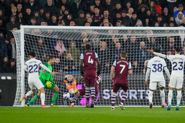 Tottenham&#39;s Brennan Johnson, left, scores his side&#39;s opening goal during the English Premier League soccer match between West Ham and Tottenham, at the London stadium in London, Tuesday, April 2, 2024. (AP Photo/Kirsty Wigglesworth)