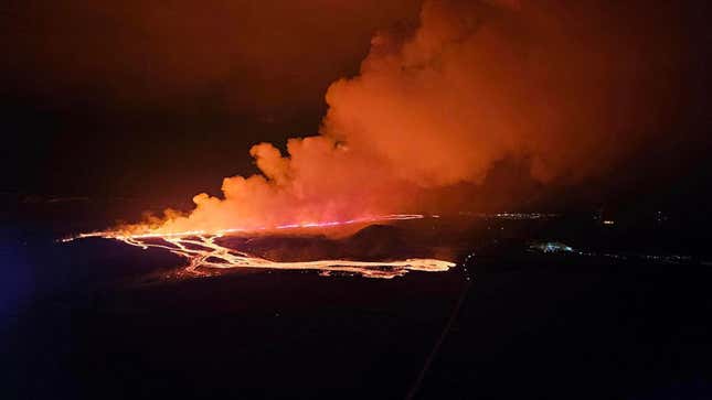 Image for article titled Photos Show Wall of Fire and Smoke in Iceland&#39;s Latest Eruption