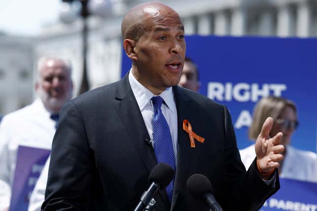 Senator Cory Booker (D-NJ) spricht während einer Pressekonferenz über den Zugang zu In-vitro-Fertilisationsbehandlungen (IVF) vor dem US-Kapitol am 12. Juni 2024 in Washington, DC.