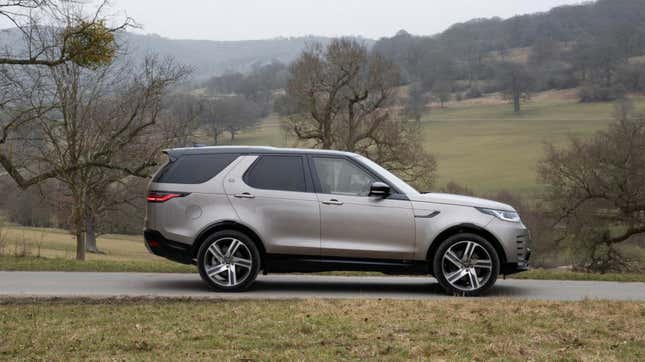 Una foto de un SUV Land Rover Discovery de perfil. 