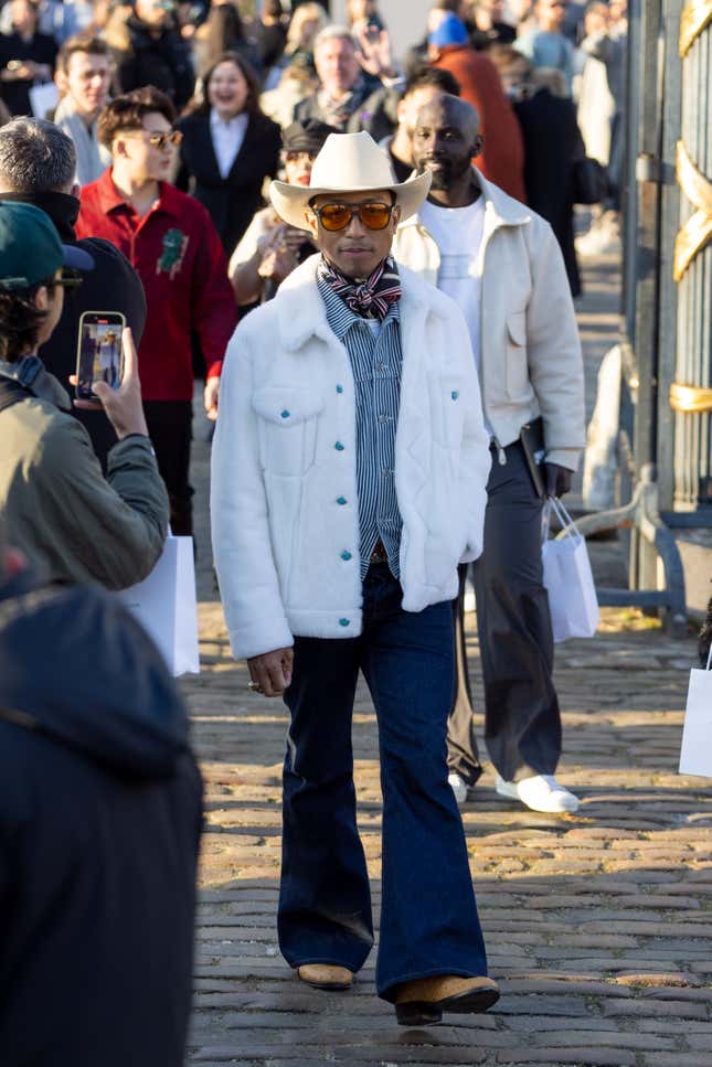 Bild für Artikel mit dem Titel Noch mehr schwarze Promis machen bei der Pariser und Mailänder Fashion Week 2024 Eindruck