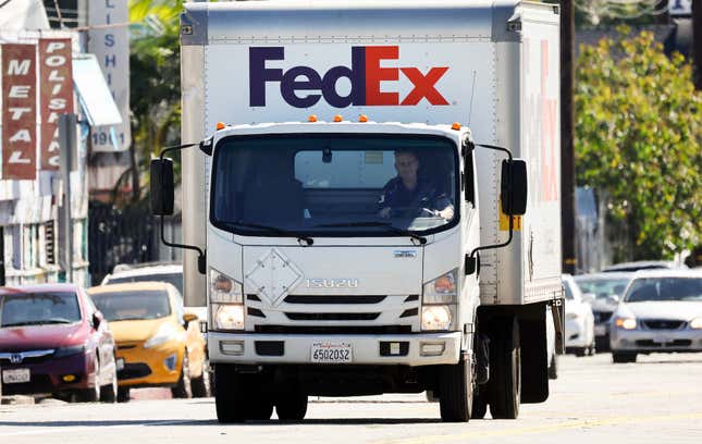 Un camion de livraison FedEx est conduit par un employé de Fedex