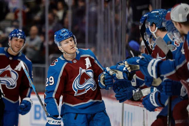 NHL roundup Nathan MacKinnon hits milestone in Avs win