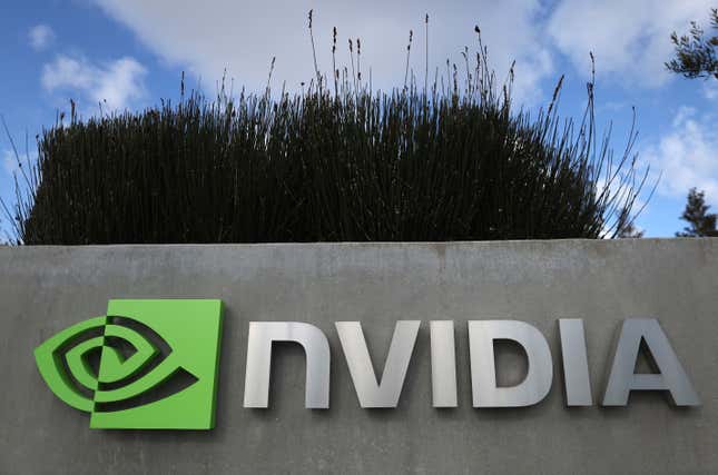 un panneau est affiché devant le siège de Nvidia avec un buisson derrière il