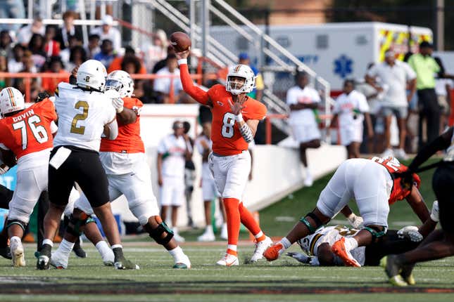 Quarterback Jeremy Moussa #8 der Florida A&amp;M Rattlers bei einem Passspiel während des Spiels gegen die Alabama State Hornests im Bragg Memorial Stadium auf dem Ken Riley Field am 23. September 2023 in Tallahassee, Florida. Die Rattlers besiegten die Hornest mit 23:10.