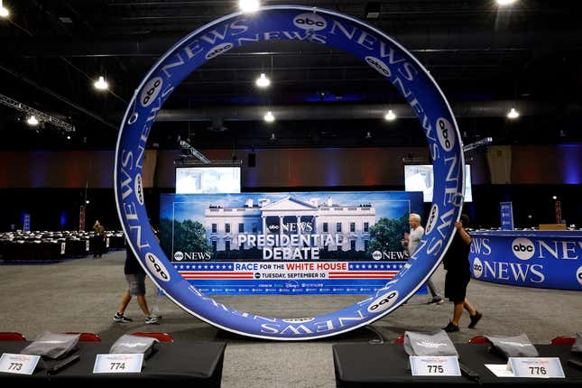 La signalisation d’ABC News est installée dans le centre de fichiers multimédias du Pennsylvania Convention Center, un jour avant le débat présidentiel du 9 septembre 2024 à Philadelphie, en Pennsylvanie. 