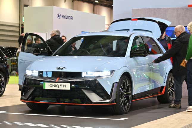 Ein vollelektrisches EV-Auto Hyundai Ioniq 5N wird während der Everything Electric London 2024 am 28. März 2024 im ExCel in London, England, ausgestellt. Die Show, die Menschen inspirieren soll, umfasst eine Reihe von Besucherattraktionen, Dutzende von „Live-Sessions“ und eine Ausstellung mit Hunderten von Unternehmen, Elektrofahrzeugen aller Art sowie einer großen Auswahl an Energieoptionen für den Heimgebrauch. 