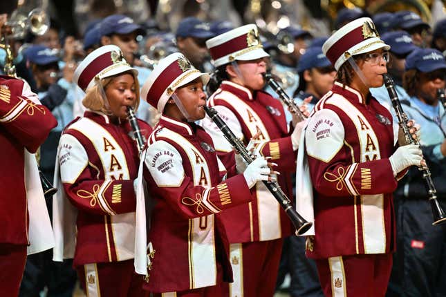 Mitglieder der Alabama A&amp;M University Marching Maroon &amp; White Band treten während des HBCU Culture Homecoming Fests &amp; Battle Of The Bands MLK Weekend Edition am 15. Januar 2023 in der State Farm Arena auf.