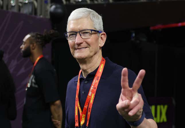 Image for article titled Trump says he spoke to Apple CEO Tim Cook after announcing the tariffs pause