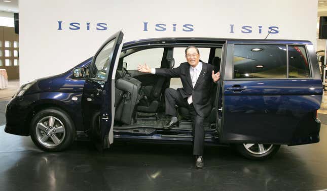 Toyota Motor Corporation (TMC)-Präsident Fujio Cho stellt den neuen Minivan Isis während einer Pressevorschau in einem Toyota-Showroom in Tokio am 28. September 2004 vor.