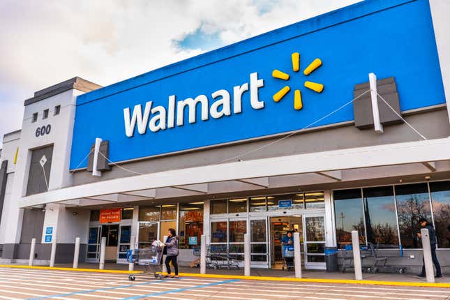  Gente comprando en una tienda Walmart en el área sur de la bahía de San Francisco. 