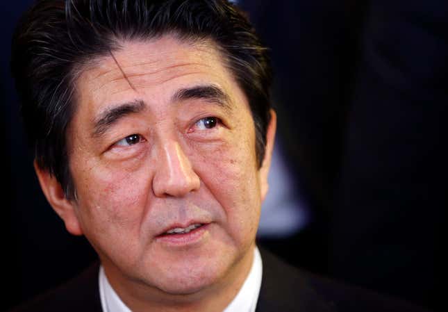 Japan&#039;s Prime Minister Shinzo Abe arrives at the annual meeting of the World Economic Forum (WEF) in Davos