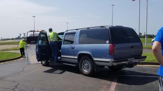 Ein blauer Chevy Suburban Baujahr 1996 wird abgeschleppt 