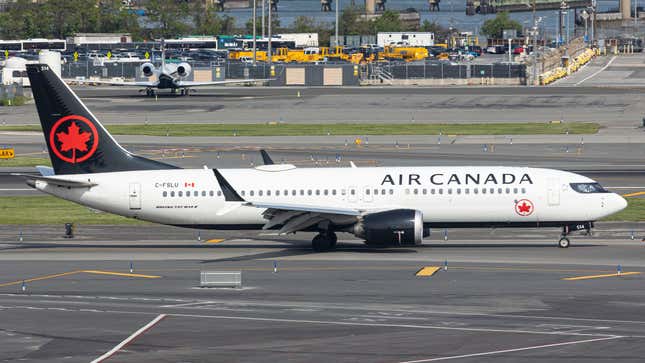 Un Boeing 737-8 MAX de Air Canada aterrizando y rodando en el Aeropuerto Internacional LaGuardia de Nueva York.
