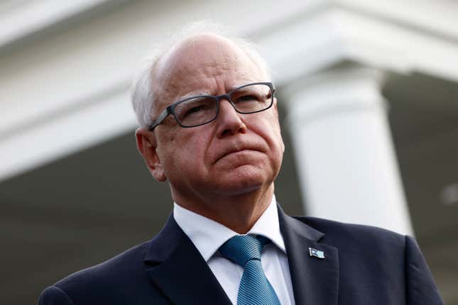 Minnesotas Gouverneur Tim Walz spricht mit Reportern nach einem Treffen mit US-Präsident Joe Biden am 3. Juli 2024 im Weißen Haus in Washington, DC.