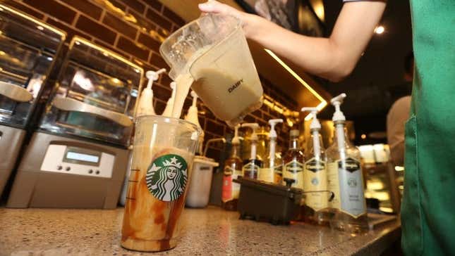 Bebida de Starbucks en preparación