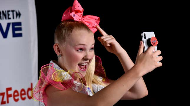 Jojo Siwa taking a selfie