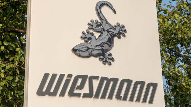 Una foto del cartel de WEismann que muestra el geco cromado encima del nombre Weismann