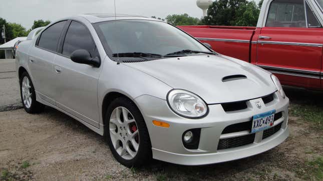 Ein silberner Dodge Neon SRT-4 aus dem Jahr 2004