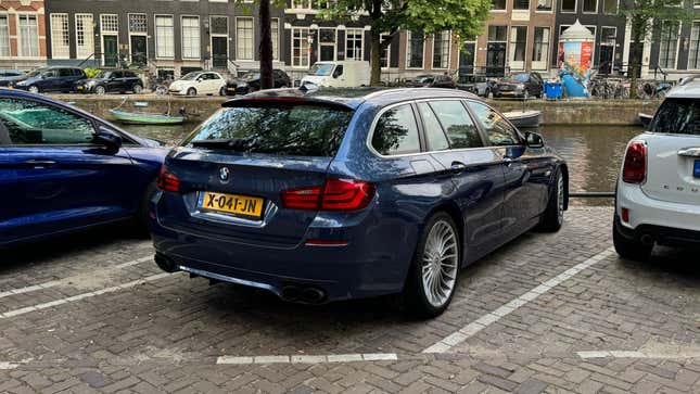 Rückansicht 3/4 eines blauen Alpina 5er Kombis