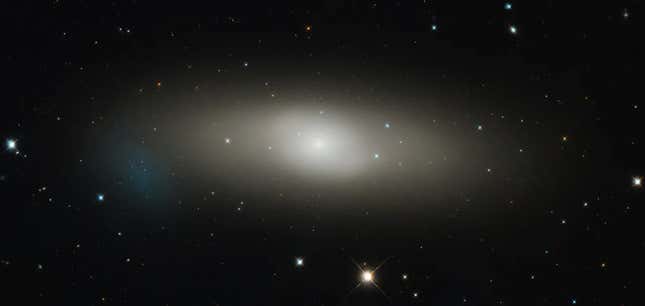 Başka bir merceksi gökada, NGC 1023, Dünya'dan yaklaşık 36 milyon ışıkyılı uzaklıkta.