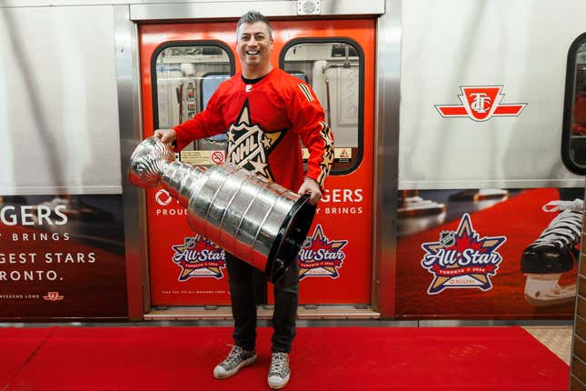 Der ehemalige Spieler der Toronto Maple Leafs, Tomas Kaberle, und der Stanley Cup-Spieler fuhren mit der U-Bahn von der Innenstadt Torontos in die Innenstadt, um für das NHL All-Star Game zu werben.