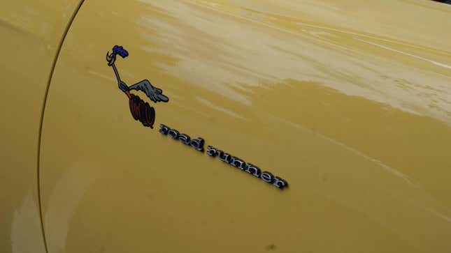 Una insignia de Road Runner en un coche amarillo