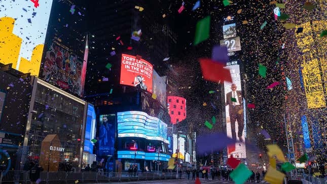 A photograph of a mostly empty NYC during the 2021 New Year's Eve event. 