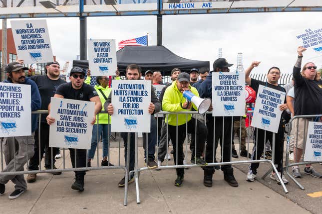 Tausende Mitglieder der International Longshoremen’s Association legten im Oktober ihre Arbeit nieder, nachdem es ihnen nicht gelungen war, vor Ablauf des aktuellen Tarifvertrags einen neuen auszuhandeln. 