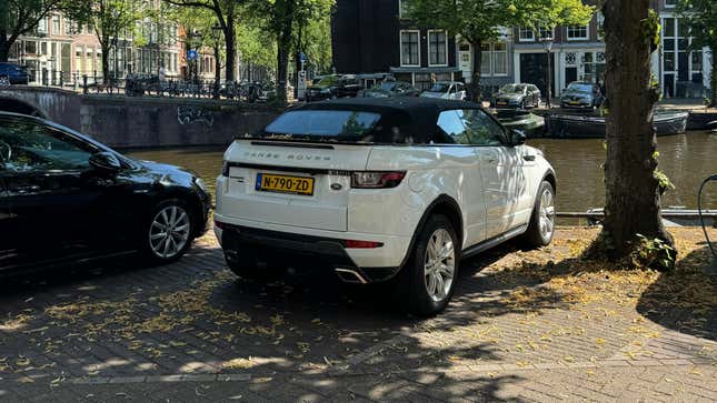 Rückansicht eines weißen Range Rover Evoque Cabrios