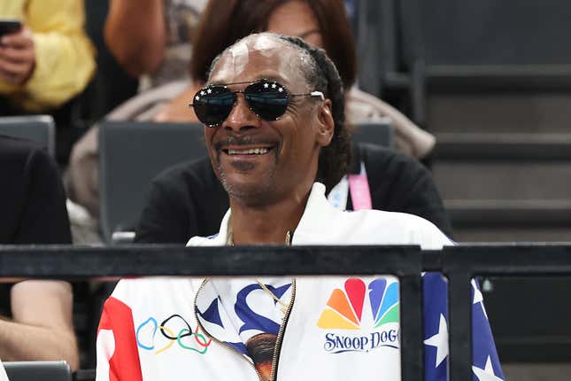 Snoop Dogg assiste aux qualifications féminines de gymnastique artistique le deuxième jour des Jeux Olympiques de Paris 2024 à Bercy Arena. 