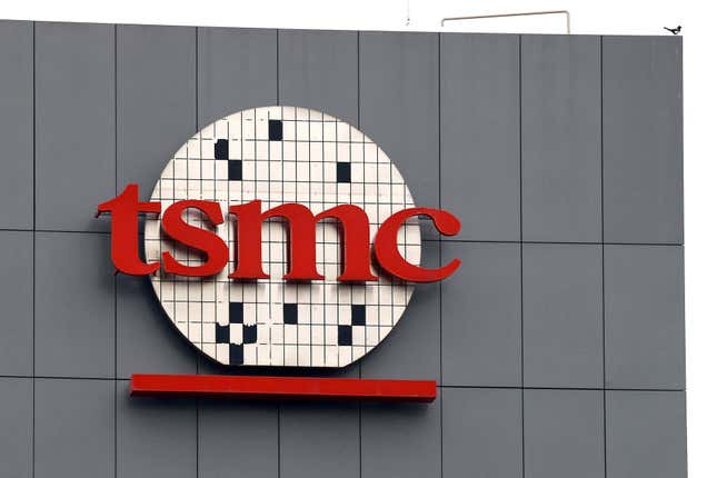 Nahaufnahme des TSMC-Logos auf einem grauen Gebäude