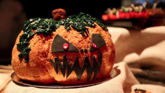 Jack-o-lantern cake