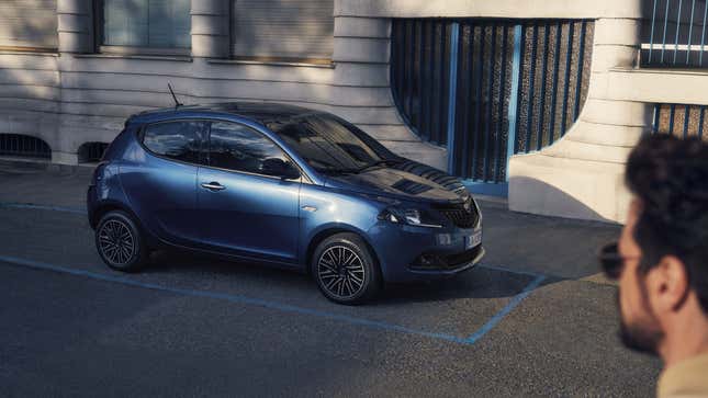 Una foto de un hatchback Lancia azul. 