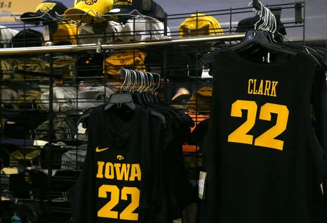 Trikots und T-Shirts mit dem Namen und der Nummer von Kaitlyn Clark hängen am Sonntag, 10. März 2024, an einem Ständer in der Carver-Hawkeye Arena in Iowa City, Iowa.