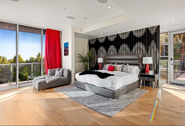 Imagen para el artículo titulado Dentro de la antigua mansión de Chris Brown en Los Ángeles, ¡ahora a la venta!