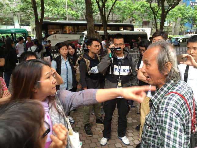 Image for article titled Hong Kong’s pro-Beijing demonstrators are out in full force as a key Chinese official visits