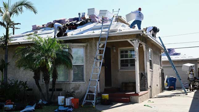 Imagen para el artículo titulado ¿Estás pensando en instalar energía solar? Espera hasta que necesites un techo nuevo