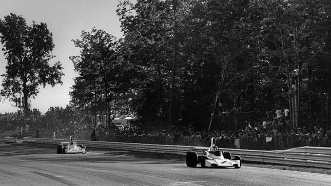 Una fotografía en blanco y negro de autos de F1 corriendo en Watkins Glen International. 