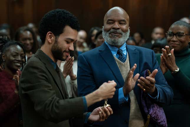 (Von links nach rechts) Justice Smith als „Aren“, David Alan Grier als „Roger“ und Aisha Hinds als „Gabbard“ in THE AMERICAN SOCIETY OF MAGICAL NEGROES des Drehbuchautors und Regisseurs Kobi Libii.