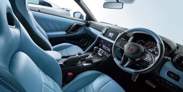 Blauer Innenraum eines Nissan GT-R