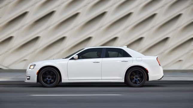 Una foto de un Chrysler 300 blanco. 