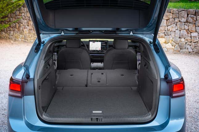 Cargo area with folded seats in a Volkwagen ID 7 Tourer